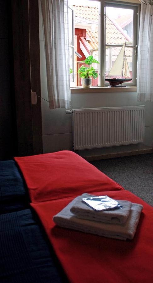 Seglarhotellet - Vandrarhem Pa Kaeringoen Karingon Bagian luar foto